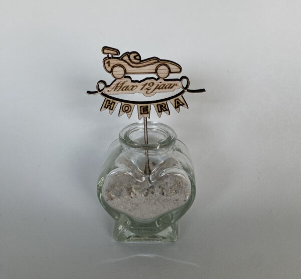 cupcake-taarttopper-HOERA-gepersonaliseerd-racewagen-hout-acvdesign