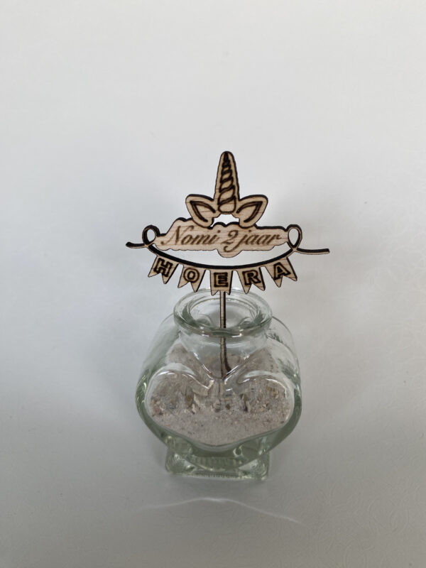 cupcake-taarttopper-eenhoorn-HOERA-gepersonaliseerd-hout-acvdesign
