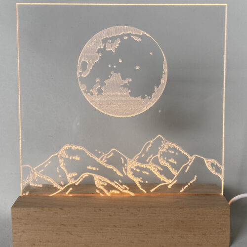 sfeerlicht-maan met bergtoppen-gepersonaliseerd-plexiglas-LED-lichtdecoratie-houder-acvdesign