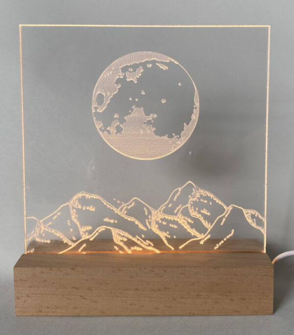 sfeerlicht-maan met bergtoppen-gepersonaliseerd-plexiglas-LED-lichtdecoratie-houder-acvdesign
